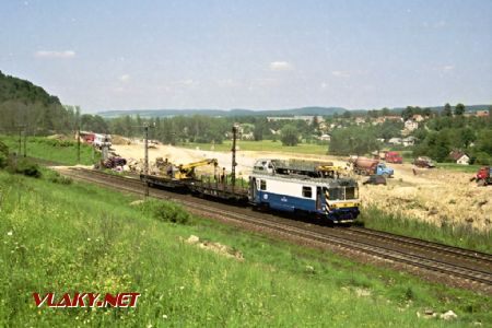 Snášení trolejí a stožárů na 2 traťové koleji dne 30.5.2003. V pozadí staveniště © Pavel Stejskal