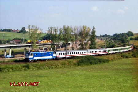 Zátěžová zkouška estakády dne 21.7.2003. V popředí 350.015 na EC 278 na staré trati © Pavel Stejskal