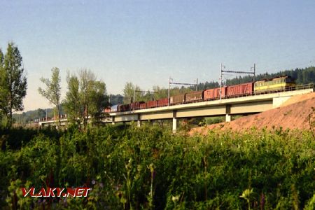 Nákladní vlak na estakádě dne 24.7.2003 © Pavel Stejskal