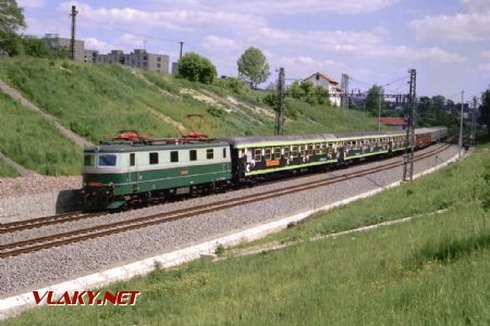 Stroj 141.004 v čele zvláštního vlaku pro německé turisty na novém úseku trati dne 30.5.2004 © Pavel Stejskal