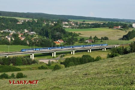 Railjet nasazený na IC 573 na estakádě dne 10.6.2014 © Pavel Stejskal