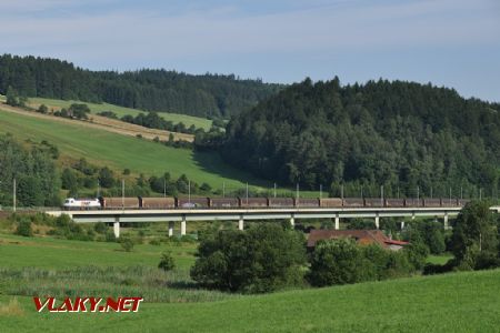 Pohled na estakádu a na ní nákladní vlak s lokomotivou AWT řady 182 dne 2.7.2014 © Pavel Stejskal