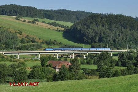 Na estakádě jede railjet z Prahy do Vídeňského Nového Města dne 5.7.2014 © Pavel Stejskal