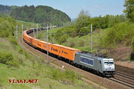 Známé fotomísto nedaleko odb. Parník s kontejnerovým vlakem Metrans dne 11.5.2017 © Pavel Stejskal