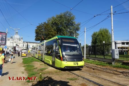 Lviv, tramvaj typu Electron T5L64 před nádražím, 12.8.2018 © Jiří Mazal