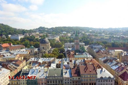 Lviv, pohled z radniční věže směrem ke věži Kornjakt a Uspenské katedrále, 12.8.2018 © Jiří Mazal