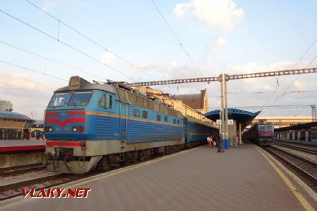 Kyjev, lokomotiva řady ČS4 s vlakem do Černovců, 14.8.2018 © Jiří Mazal