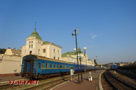 Černovce, nádraží se soupravou vlaku z Kyjeva, 14.8.2018 © Jiří Mazal