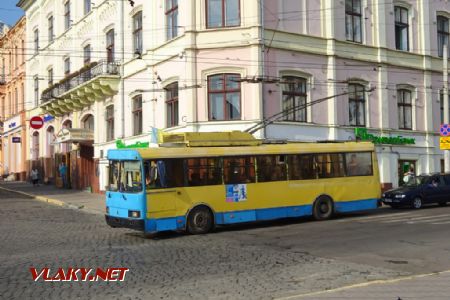 Černovce, trolejbus LAZ 52522 ukrajinské výroby na centrálním náměstí, 14.8.2018 © Jiří Mazal