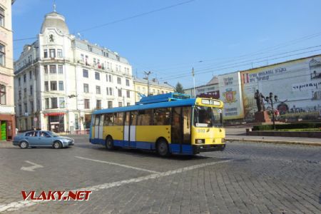 Černovce, trolejbus LAZ 52522 ukrajinské výroby na centrálním náměstí, 14.8.2018 © Jiří Mazal