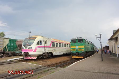 Kolomyja, jednotka řady DEL-02 a lokomotiva 2TE10M, 14.8.2018 © Jiří Mazal