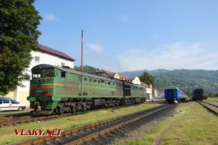 Rachov, lokomotiva 2TE10M s vlakem z Kyjeva, 15.8.2018 © Jiří Mazal