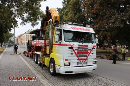 25.08.2018 - Hradec Králové, Smetanovo nábř.: historický parní válec Škoda PV15 na moderním podvalníku © PhDr. Zbyněk Zlinský