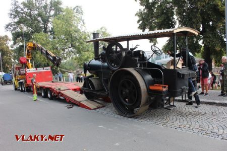 25.08.2018 - Hradec Králové, Smetanovo nábř.: sofistikované, ale zdlouhavé skládání parního válce Škoda PV15 z podvalníku © PhDr. Zbyněk Zlinský