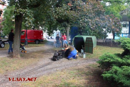 25.08.2018 - Hradec Králové, Smetanovo nábř.: remíza Dětské železnice s pokladnou v pozadí © PhDr. Zbyněk Zlinský