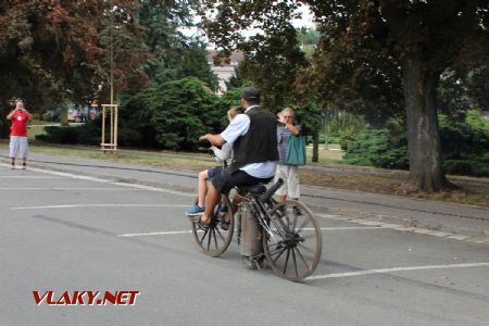 25.08.2018 - Hradec Králové, Smetanovo nábř.: z minulosti už notoricky známý parní motocykl v akci © PhDr. Zbyněk Zlinský