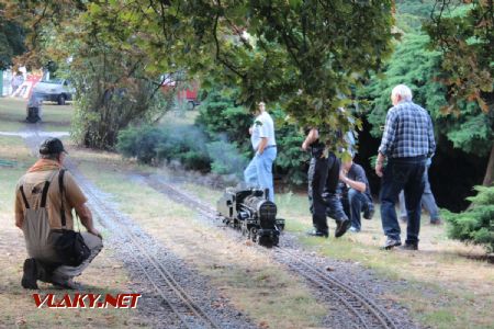 25.08.2018 - Hradec Králové, Smetanovo nábř.: hostující novinka v ''pobočném depu'' Dětské železnice © PhDr. Zbyněk Zlinský