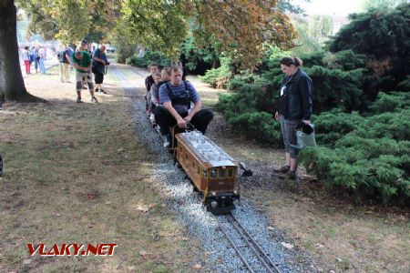 25.08.2018 - Hradec Králové, Smetanovo nábř.: provoz na hlavní trati má přednost © PhDr. Zbyněk Zlinský