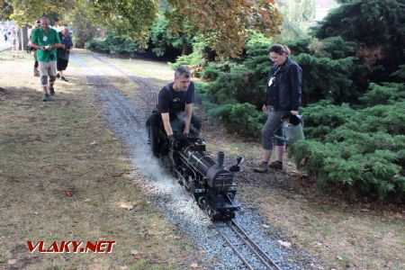 25.08.2018 - Hradec Králové, Smetanovo nábř.: výhybka je přestavena, nová mašinka vyráží na trať © PhDr. Zbyněk Zlinský