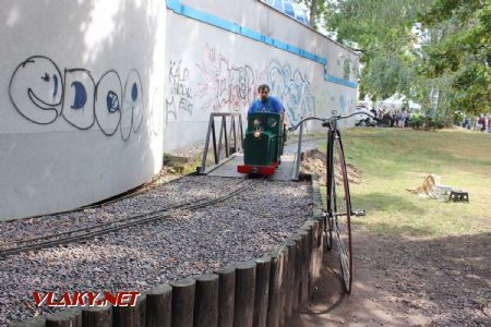 25.08.2018 - Hradec Králové, Smetanovo nábř.: malá lokomotiva a velké kolo © PhDr. Zbyněk Zlinský