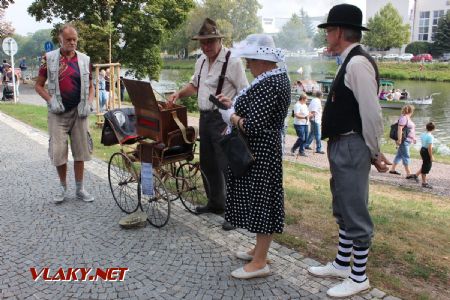 25.08.2018 - Hradec Králové, Smetanovo nábř.: na jednom konci hraje flašinetář © PhDr. Zbyněk Zlinský