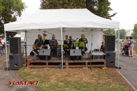 25.08.2018 - Hradec Králové, Smetanovo nábř.: na druhém konci vyhrává dixieband ''Zelená sedma'' © PhDr. Zbyněk Zlinský