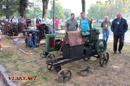 25.08.2018 - Hradec Králové, Smetanovo nábř.: stabilní motory a jejich obdivovatelé © PhDr. Zbyněk Zlinský