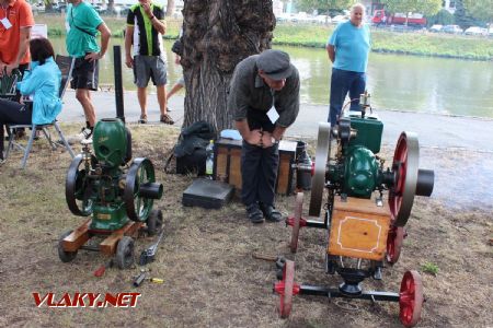 25.08.2018 - Hradec Králové, Smetanovo nábř.: stabilní motory a jejich obdivovatelé © PhDr. Zbyněk Zlinský