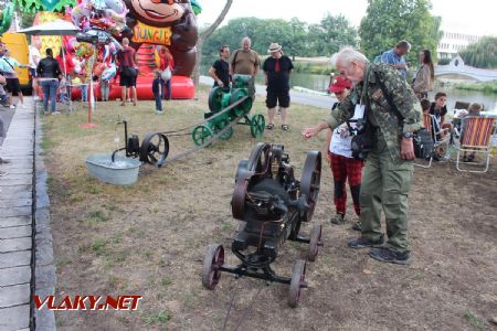 25.08.2018 - Hradec Králové, Smetanovo nábř.: stabilní motory a jejich obdivovatelé © PhDr. Zbyněk Zlinský