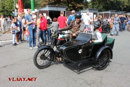 25.08.2018 - Hradec Králové, Smetanovo nábř.: sajdkárové pozdvižení u recepce © PhDr. Zbyněk Zlinský