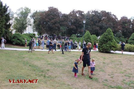 25.08.2018 - Hradec Králové, Smetanovo nábř.: rojení kolem sajdkár © PhDr. Zbyněk Zlinský