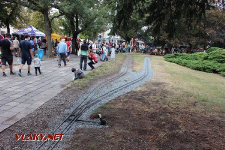 25.08.2018 - Hradec Králové, Smetanovo nábř.: výjezd z nádraží Dětské železnice dostal druhou kolej © PhDr. Zbyněk Zlinský