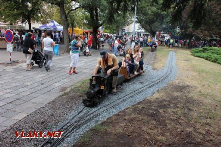 25.08.2018 - Hradec Králové, Smetanovo nábř.: čilý ruch na Dětské železnici © PhDr. Zbyněk Zlinský