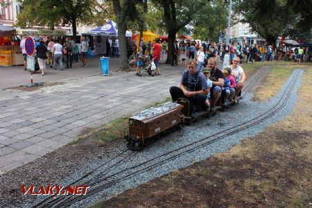 25.08.2018 - Hradec Králové, Smetanovo nábř.: čilý ruch na Dětské železnici © PhDr. Zbyněk Zlinský