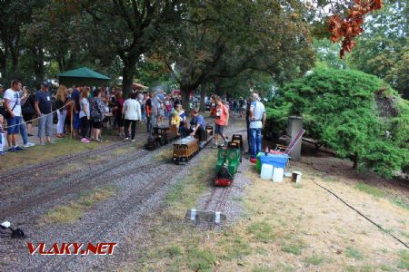 25.08.2018 - Hradec Králové, Smetanovo nábř.: hustý provoz na nádraží Dětské železnice © PhDr. Zbyněk Zlinský