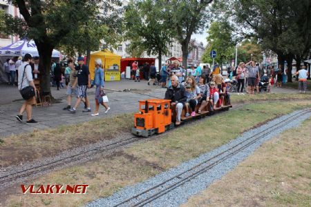 25.08.2018 - Hradec Králové, Smetanovo nábř.: čilý ruch na Dětské železnici © PhDr. Zbyněk Zlinský