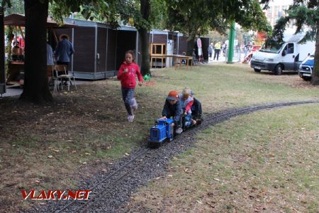 25.08.2018 - Hradec Králové, Smetanovo nábř.: čilý ruch na Dětské železnici © PhDr. Zbyněk Zlinský