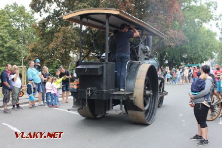 25.08.2018 - Hradec Králové, Smetanovo nábř.: parní válec Škoda PV15 se sune po ''hauptštráse'' k severu © PhDr. Zbyněk Zlinský