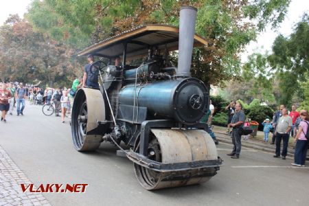 25.08.2018 - Hradec Králové, Smetanovo nábř.: parní válec Škoda PV15 se sune po ''hauptštráse'' k severu © PhDr. Zbyněk Zlinský