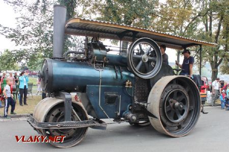 25.08.2018 - Hradec Králové, Smetanovo nábř.: parní válec Škoda PV15 se sune po ''hauptštráse'' k severu © PhDr. Zbyněk Zlinský