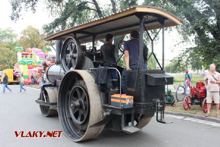 25.08.2018 - Hradec Králové, Smetanovo nábř.: parní válec Škoda PV15 se sune po ''hauptštráse'' k severu © PhDr. Zbyněk Zlinský