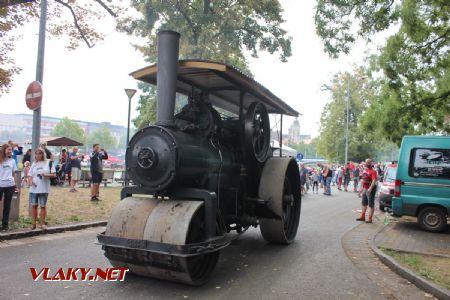 25.08.2018 - Hradec Králové, Smetanovo nábř.: parní válec Škoda PV15 se couváním vrací na své místo © PhDr. Zbyněk Zlinský