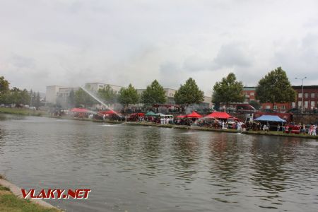 25.08.2018 - Hradec Králové, Smetanovo nábř.: hasiči se činí © PhDr. Zbyněk Zlinský