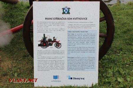 25.08.2018 - Hradec Králové, Eliščino nábř.: parní stříkačka SDH Kvítkovice z roku 1907 - výstavní popis © PhDr. Zbyněk Zlinský