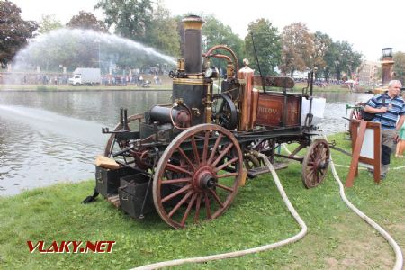 25.08.2018 - Hradec Králové, Eliščino nábř.: parní stříkačka SDH Bořitov z roku 1912 je tu rovněž poprvé © PhDr. Zbyněk Zlinský