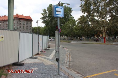 25.08.2018 - Hradec Králové, Eliščino nábř.: ... je sice řádně označena, ... © PhDr. Zbyněk Zlinský