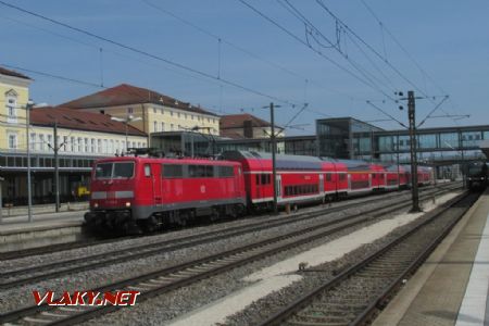 Regensburg Hbf: řada 111 v čele soupravy Dosto jako RE do Norimberka 17. 8. 2017 © Libor Peltan