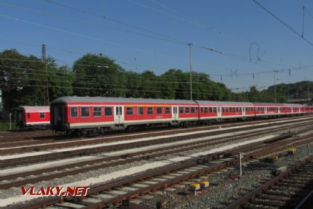 Ulm Hbf: se Silberlingy už se stěží svezeme, ale potkat je odstavené není problém 16. 6. 2018 © Libor Peltan