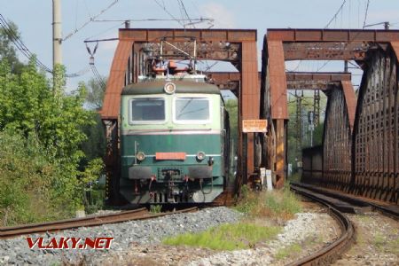 ''Bobina'' so svojim vlakom na čelákovických mostoch cez Labe, 8. 9. 2018 © Peter Bado