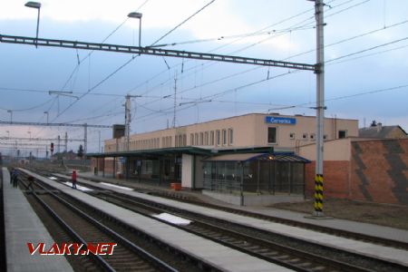 12.02.2011 - Moravičany: stanice s hrstkou cestujících (foto z R 629) © PhDr. Zbyněk Zlinský